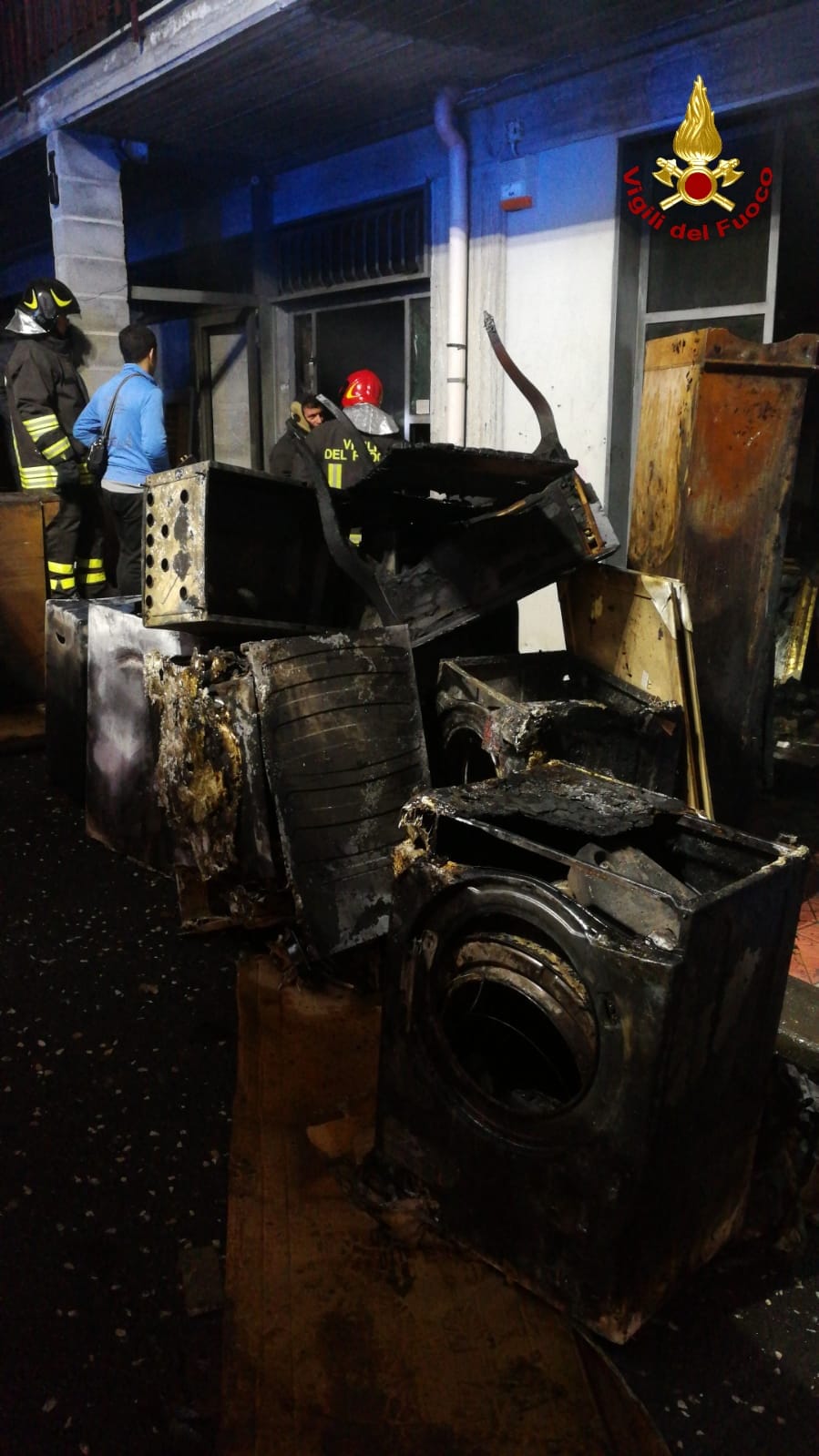 Randazzo, scoppia incendio in un mobilificio: le immagini