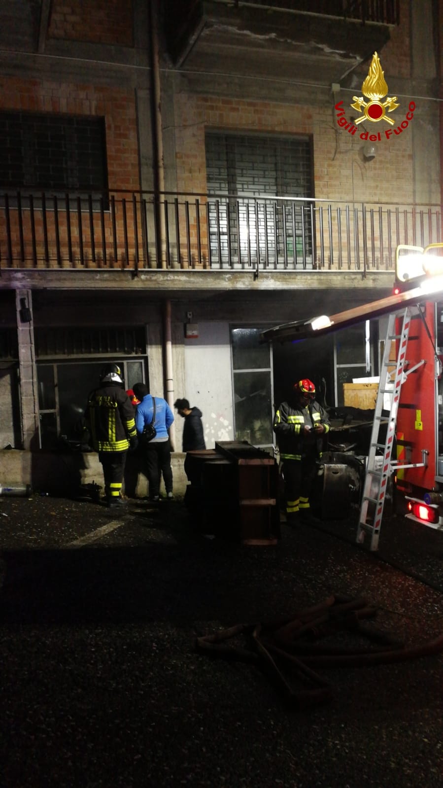 Galleria foto 'Randazzo, scoppia incendio in un mobilificio: le immagini' - foto 2