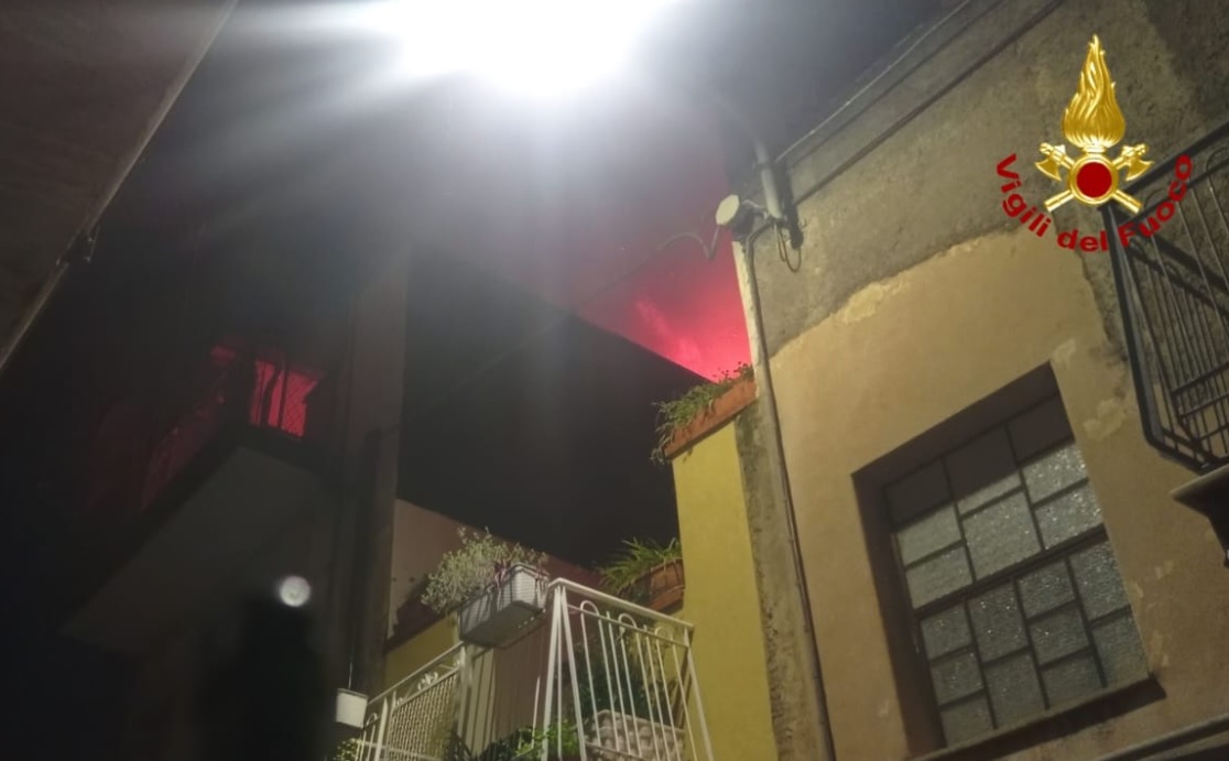 Paura nel Catanese, brucia abitazione nella notte: vigili del fuoco e 118 sul posto