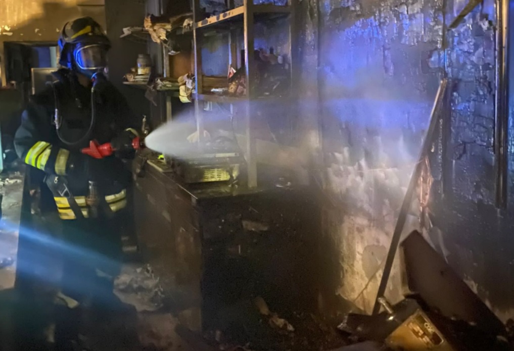 Fiamme nella notte, distrutta rosticceria davanti al Policlinico: residenti in fuga
