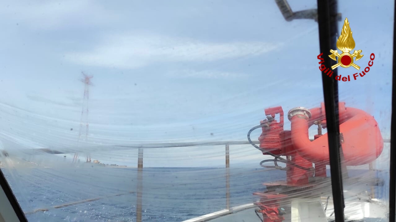 Ancora fumo nero sul traghetto Siremar: avviate le procedure di evacuazione
