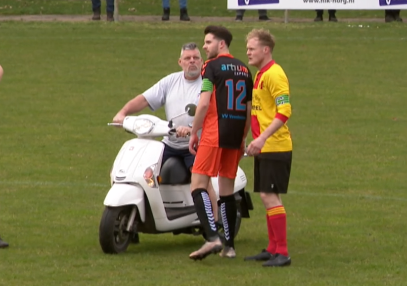 Incredibile, entra in campo col motorino e litiga con i calciatori: il video