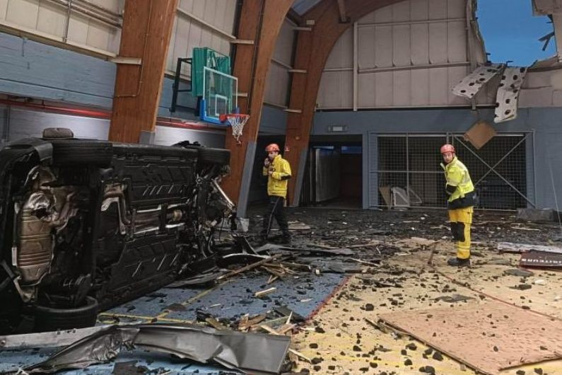 Vola con la macchina e sfonda una palestra: drammatico incidente per un ex Serie A – VIDEO