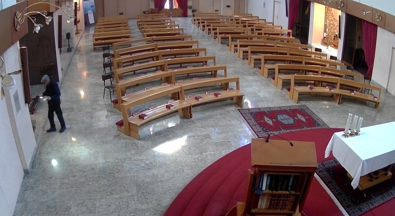 Ladro prova il colpo in chiesa: prete lo incastra con le telecamere di sorveglianza
