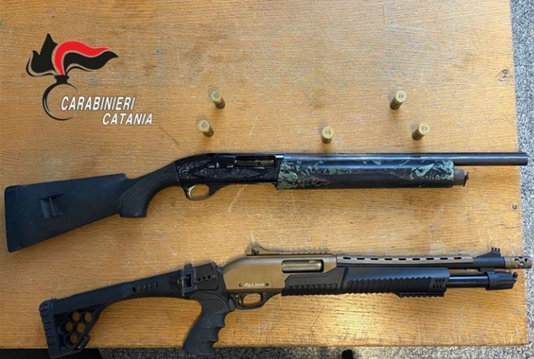 “Ti sparo”, la lite per “affari di cuore” e i fucili a casa: arrestati padre e figlio