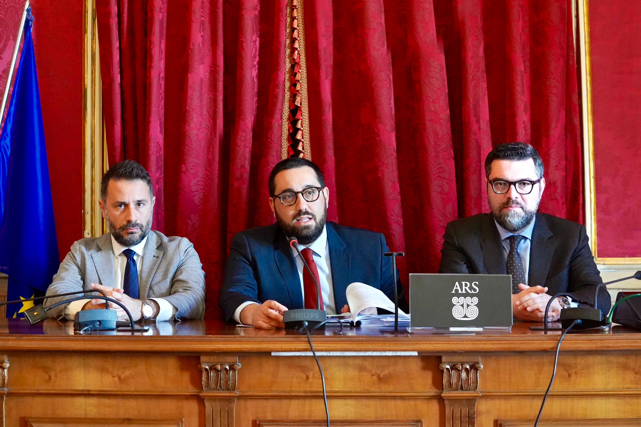 L’addio di Cancelleri, grillini (ed ex) tra silenzi e ‘frecciatine’: “Non spariamo sulla Croce rossa”