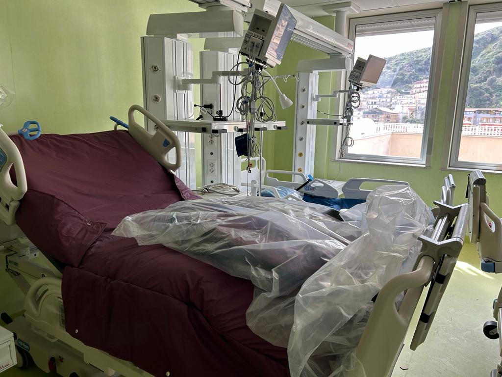 Papà tossicodipendente scappa via dall’ospedale con figlio neonato: rintracciato