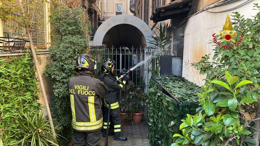 Paura in via Libertà, fiamme all’interno di un ristorante: indagini in corso