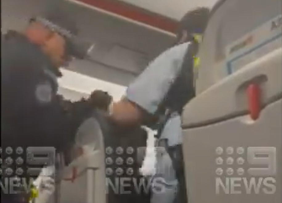 Non vuole spostarsi di posto, passeggero in aereo colpito da un taser: il video