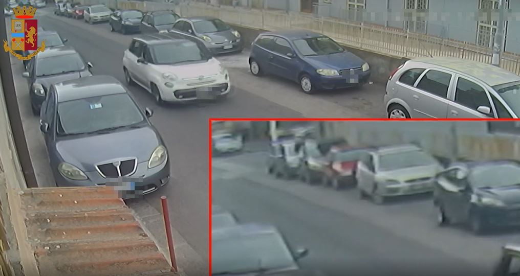 Anziano aggredito alle spalle in casa e rapinato brutalmente, 2 arresti – VIDEO