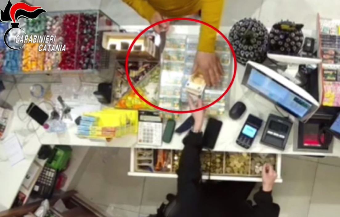 L’incredibile rapina in tabaccheria: “Dammi 100 euro e le sigarette” – VIDEO