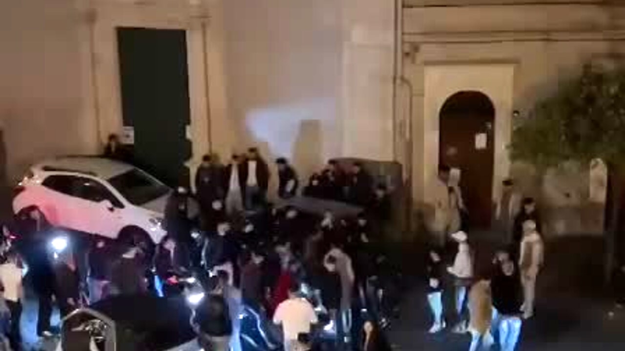 Catania, maxi rissa e botte da orbi tra giovani in piazza Scammacca – VIDEO