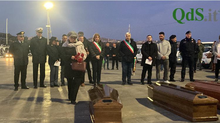 Migranti, accolte quattro salme a Porto Empedocle. Il Prefetto Cocciufa: “Non ci si abitua mai” – FOTO e VIDEO