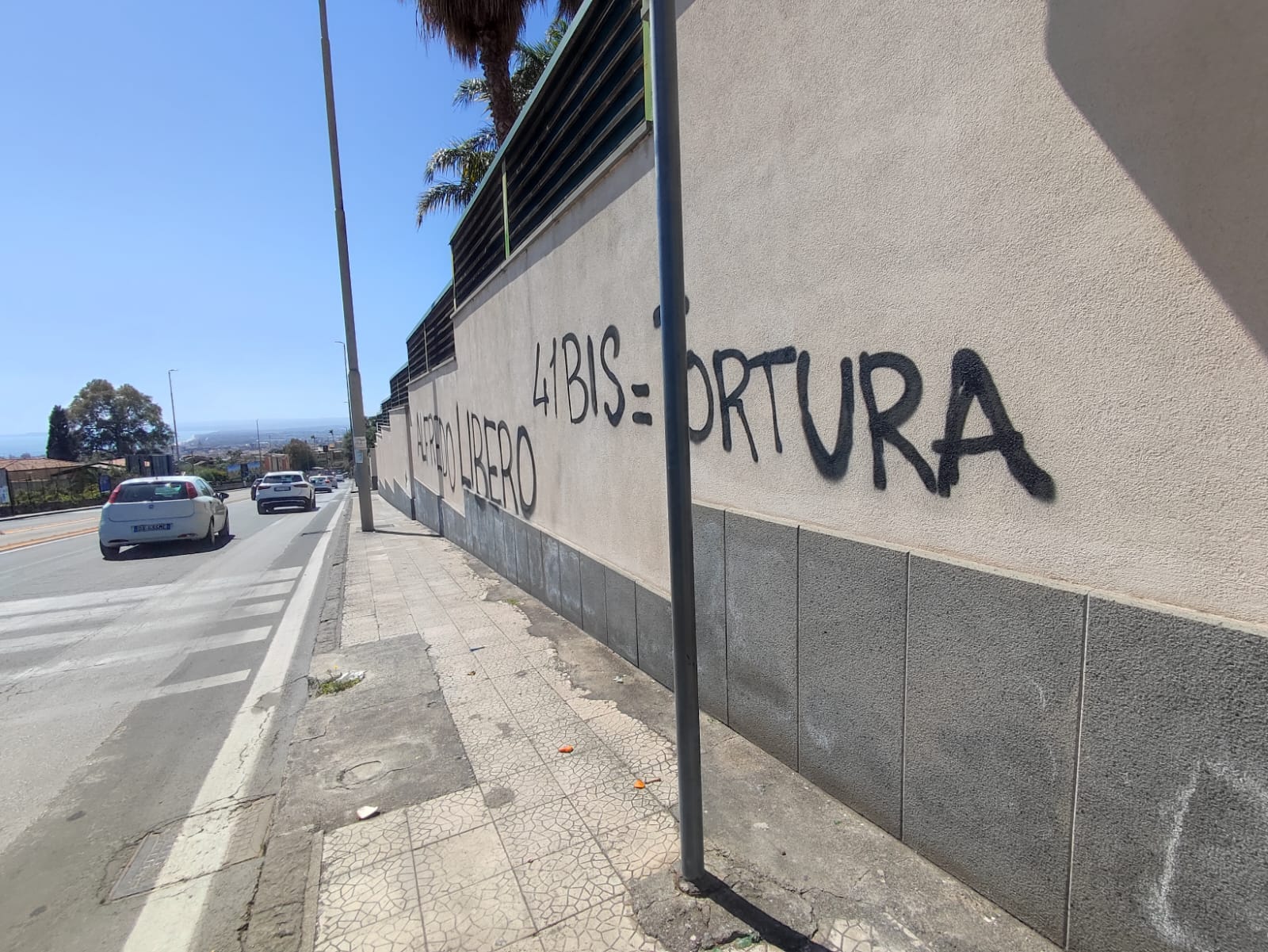 “Alfredo libero” e “41bis=tortura”, apparse scritte pro Cospito a Catania