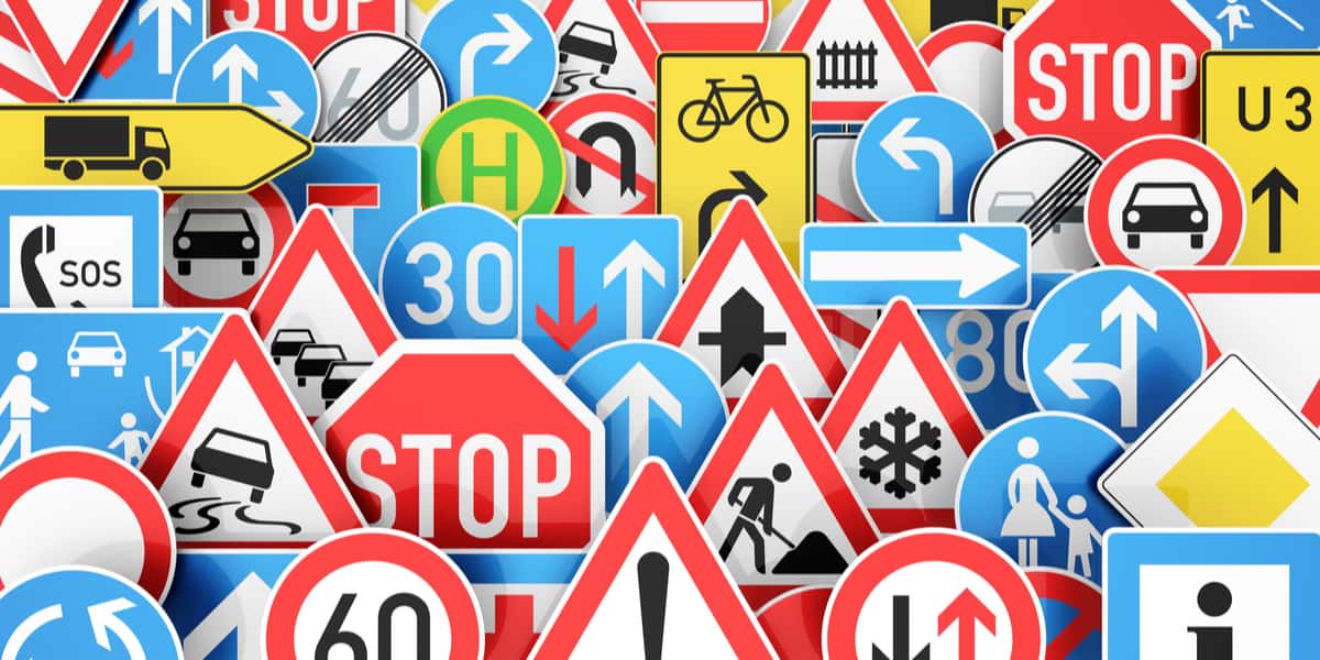 Messina, nascondeva segnaletica stradale in casa: denunciato