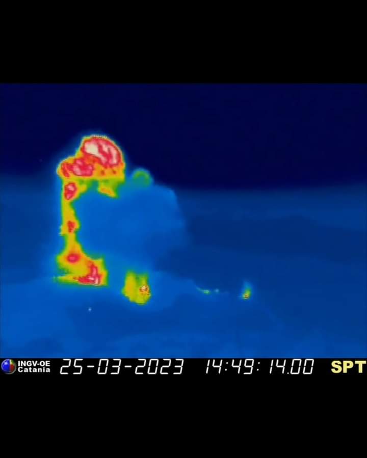 Stromboli, esplosione intensa nell’area craterica del vulcano
