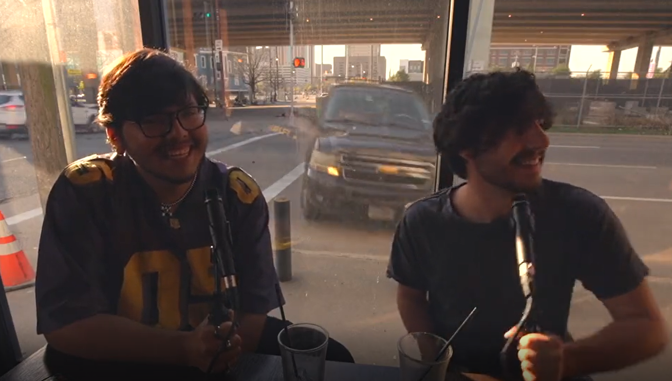 Suv si schianta contro due persone sedute in un locale: il video