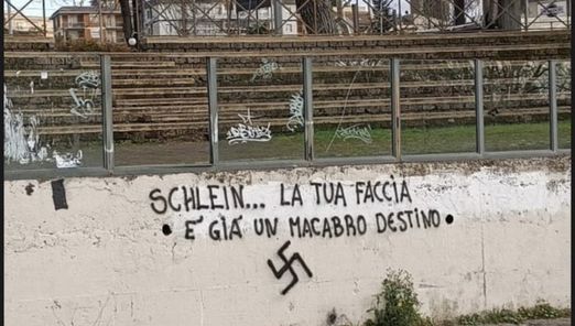 “Schlein, tua faccia è macabro destino”, spuntano scritta e svastica contro la segretaria del PD