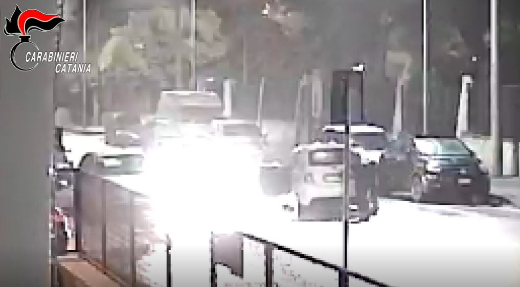 Urla e fuga in strada, uomo rincorre i ladri che cercano di rubare la sua Fiat 500 – VIDEO