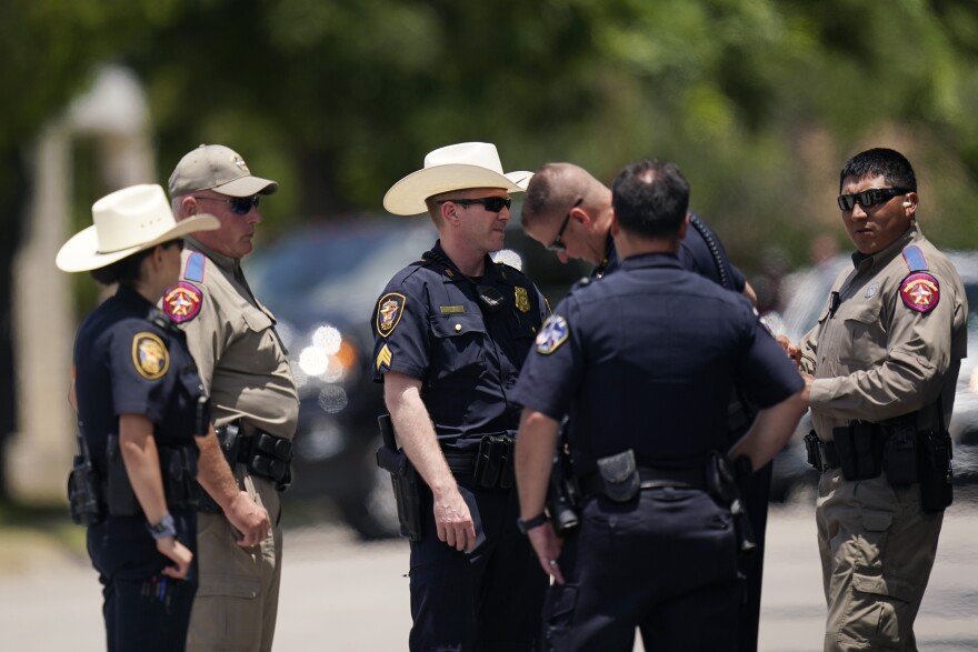 Bimba di 3 anni trova pistola in casa e uccide sorellina: le due erano sole in camera