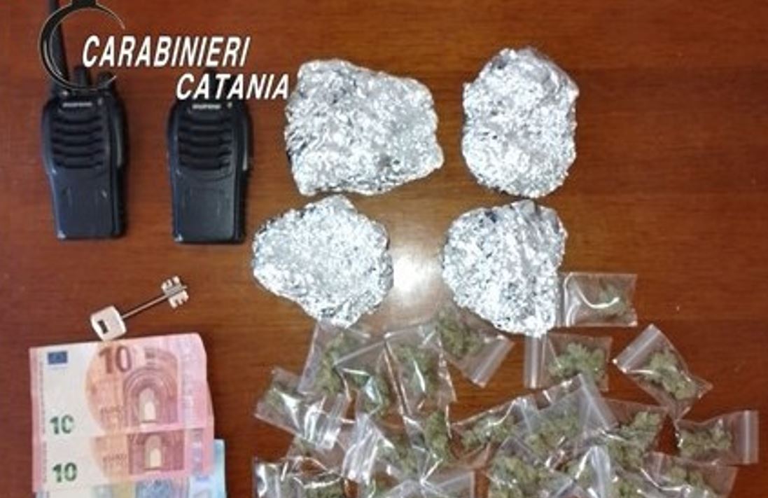 “Kit” del pusher, sentinelle e “bizzarra” fuga sui tetti non bastano: arrestato 23enne