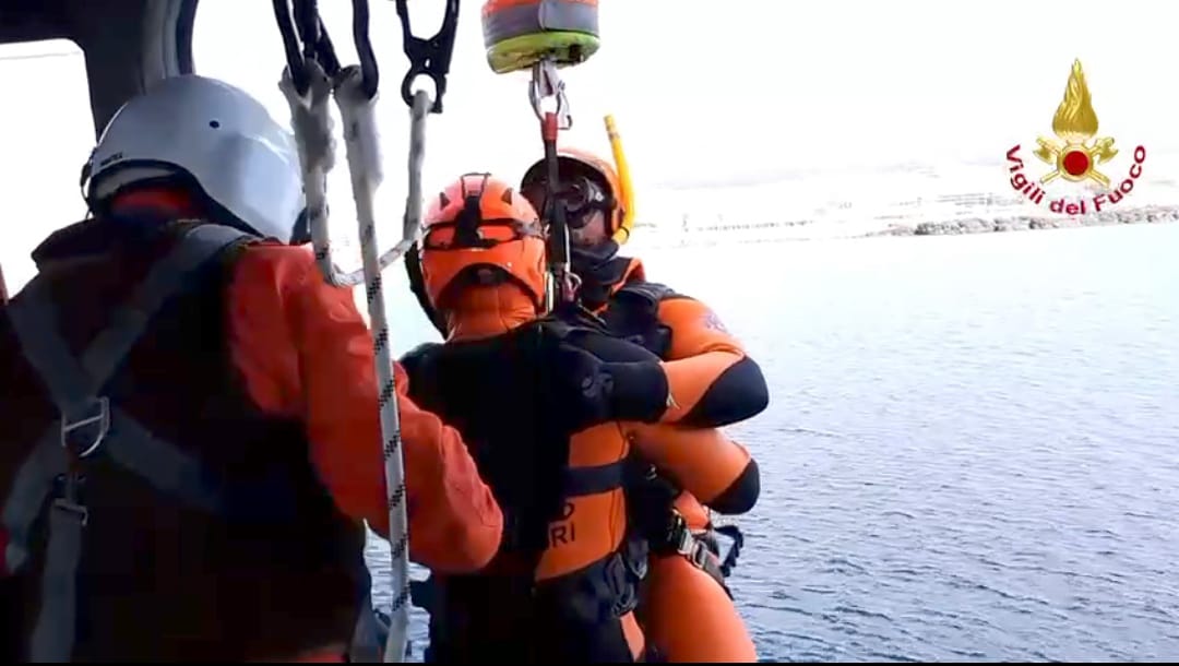 Porto di Catania, addestramento per reparto volo e sommozzatori dei vigili del fuoco – VIDEO