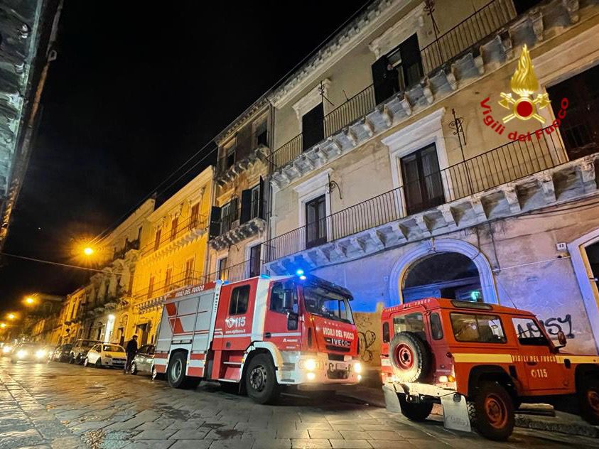 Acireale, appartamento va a fuoco: in fiamme libreria e materasso