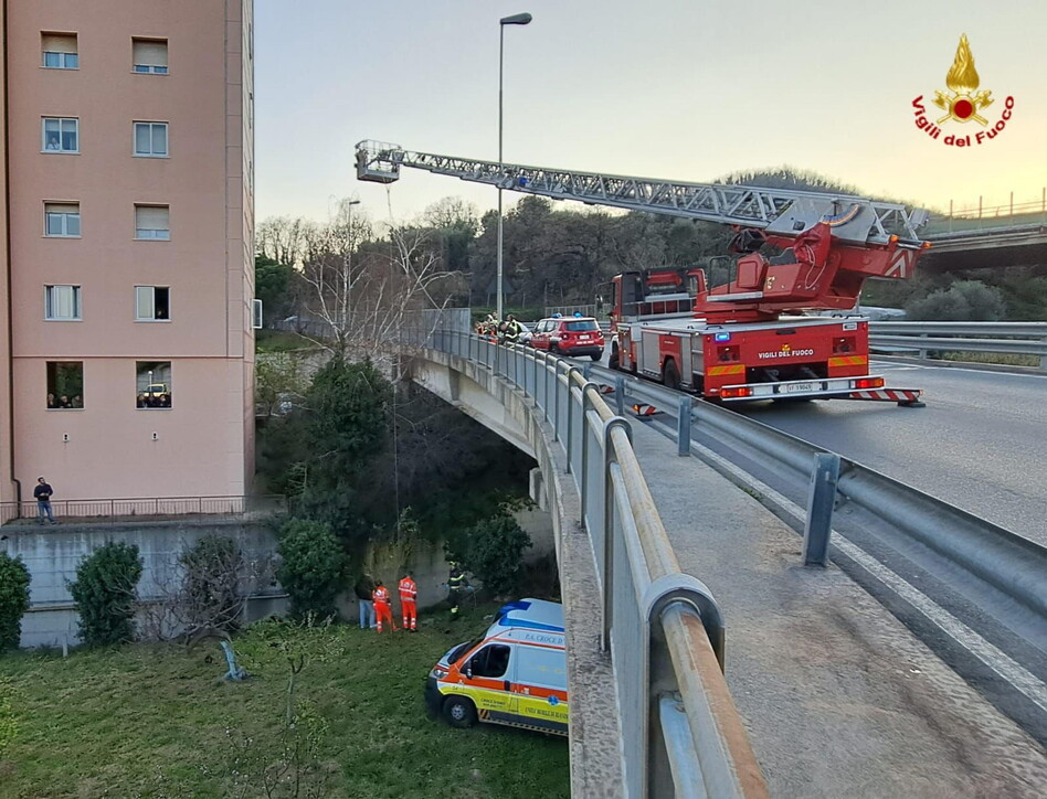 Savona, ladro si lancia da viadotto per scappare: è gravissimo