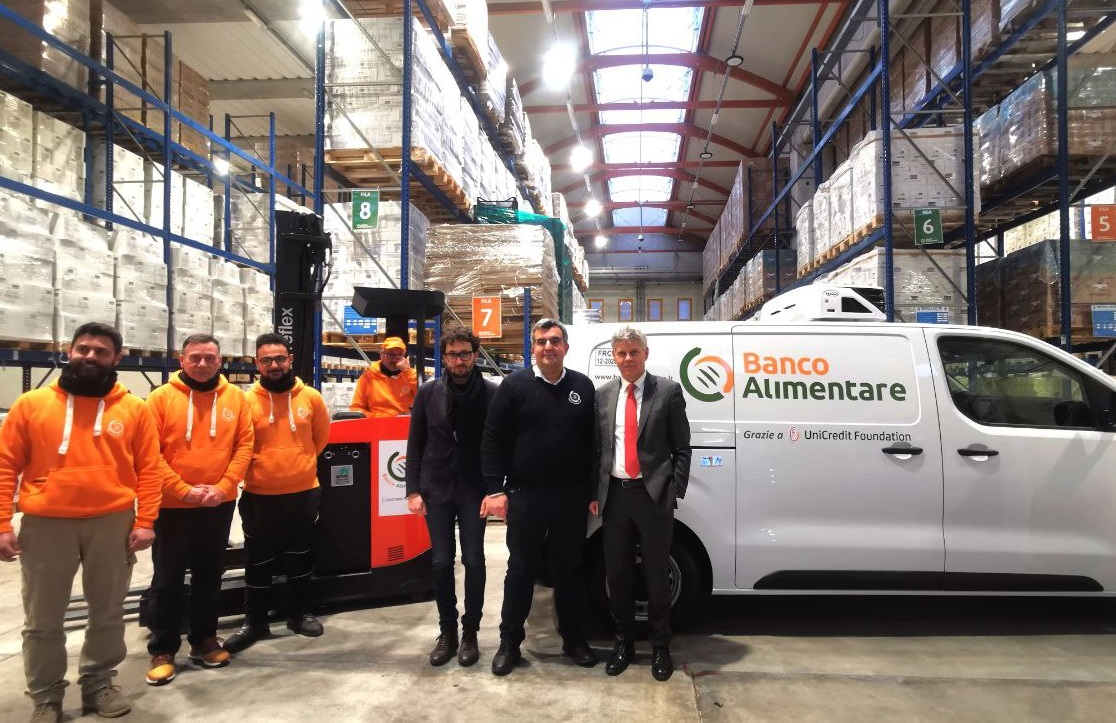 Un furgone e un muletto contro la povertà, il “dono” di Unicredit a Banco Alimentare