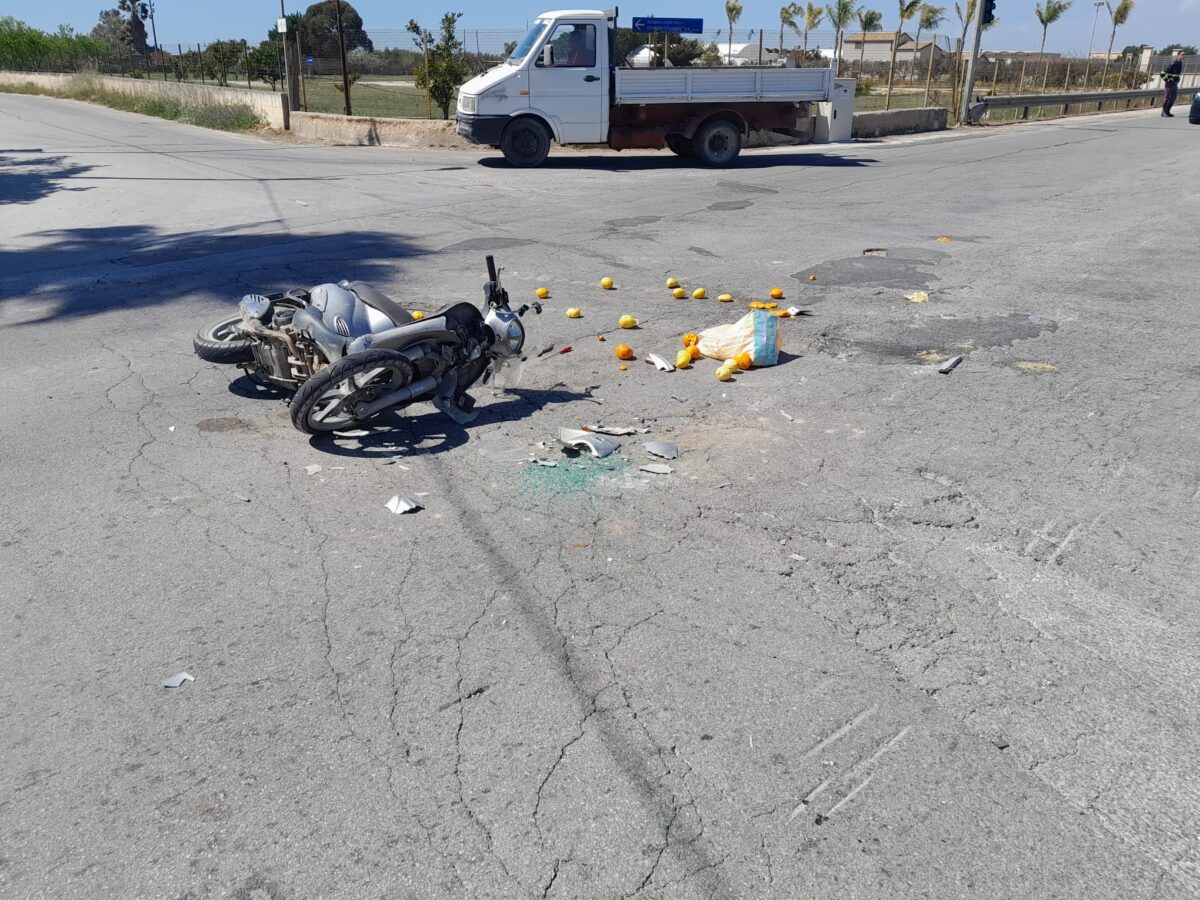 Vittoria, violento scontro scooter-auto: centauro finisce in ospedale