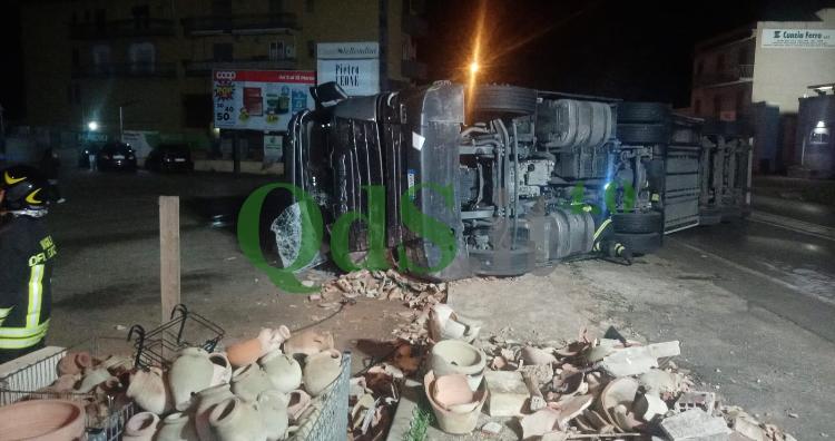 Porto Empedocle, tir si ribalta lungo la statale 115, ferito l’autista – Foto e Video