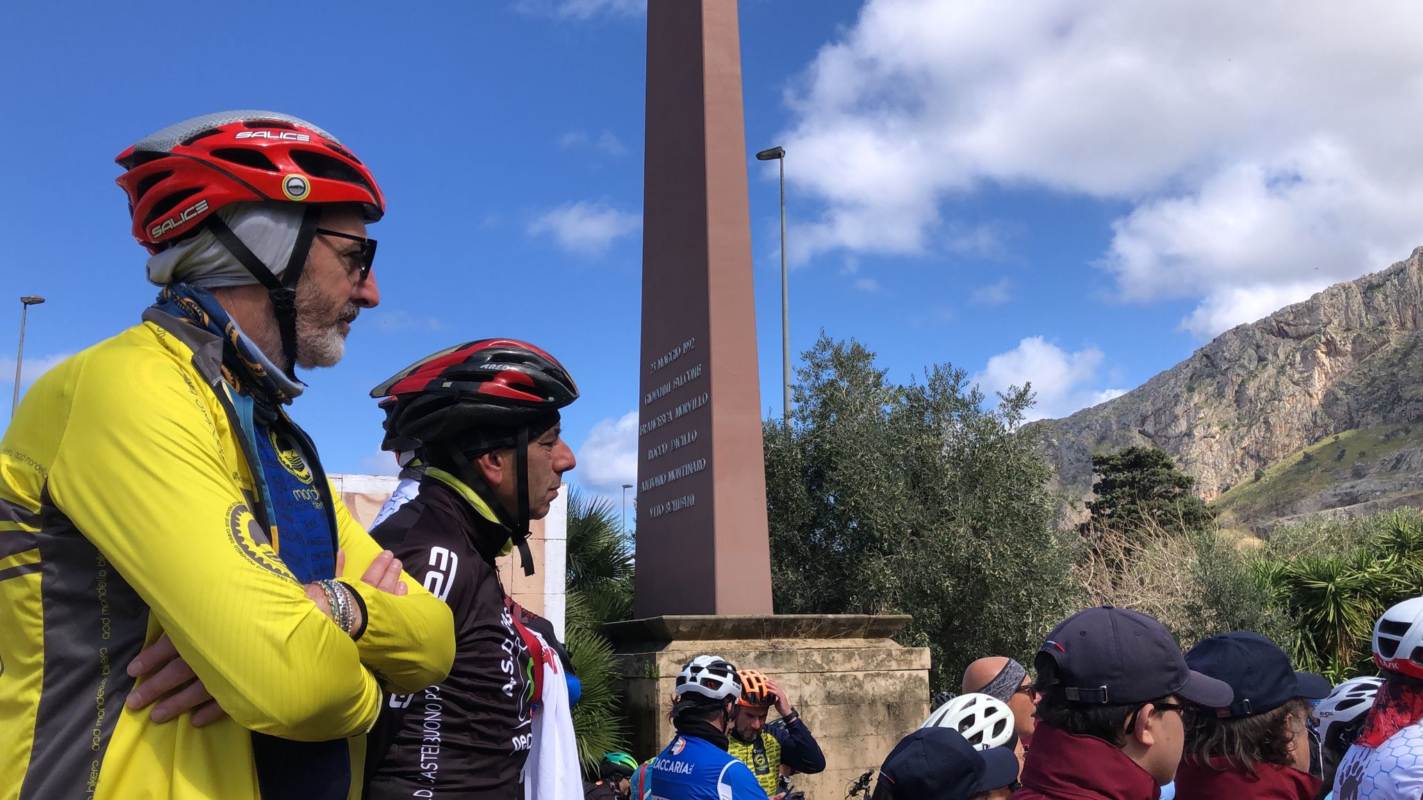 “Pedali contro la mafia”: in centinaia raggiungono la stele di Capaci