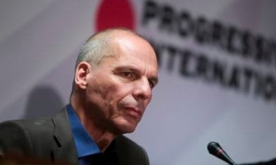 Atene, aggredito ex ministro greco Varoufakis: frattura al naso