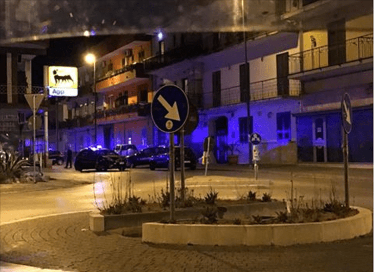 Macchina finisce contro muro: morti i due giovani a bordo, grave il terzo amico