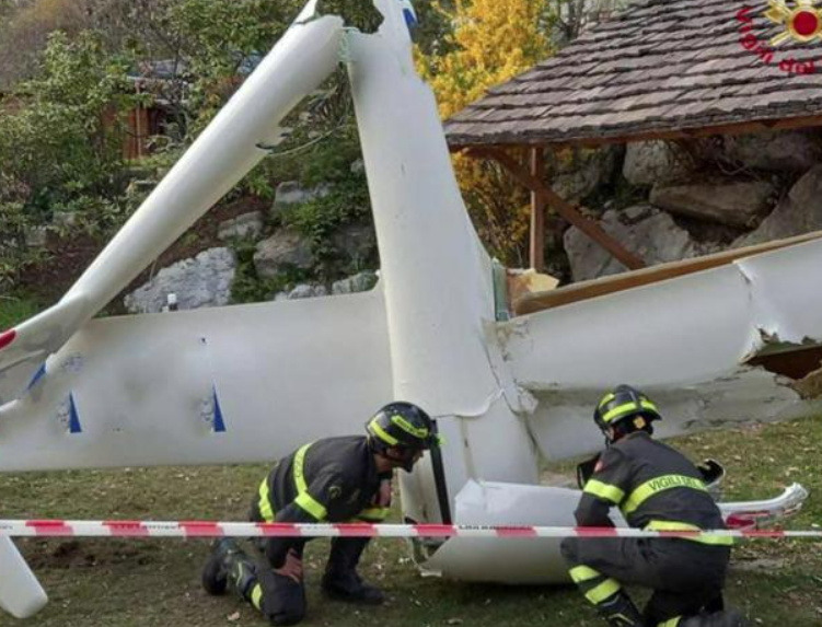 Aliante cade nel giardino di una villa: salvo il pilota