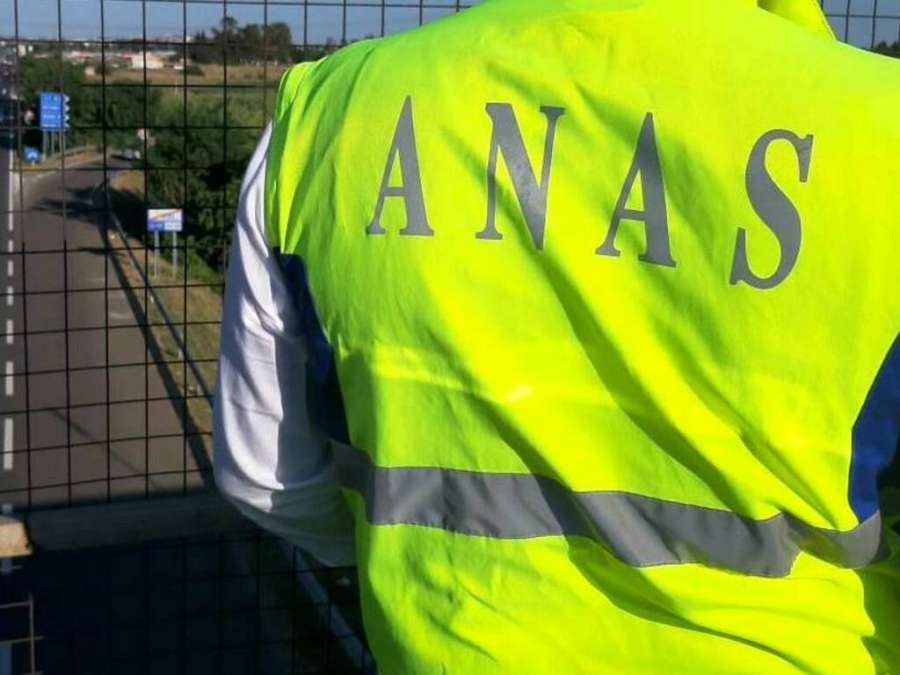 Paura sulla A19, pullman in fiamme: traffico in tilt