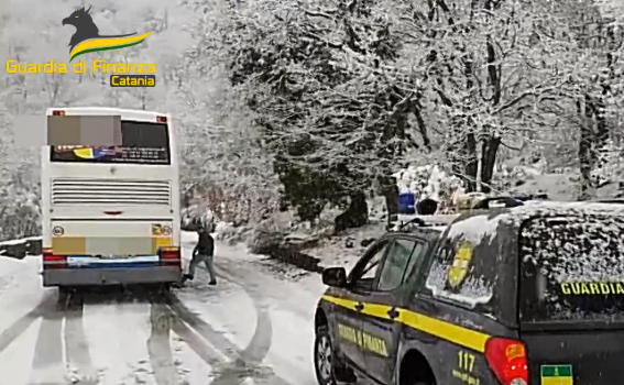 Etna, autobus bloccato dalla neve: soccorsi 50 turisti polacchi