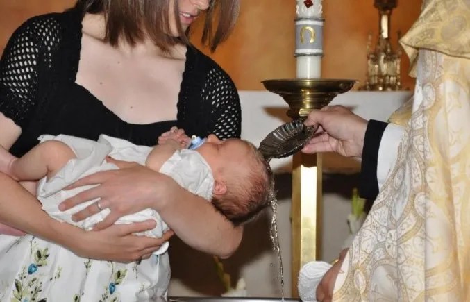 Disinfettante in acquasantiera: tragedia sfiorata durante battesimo nel Messinese