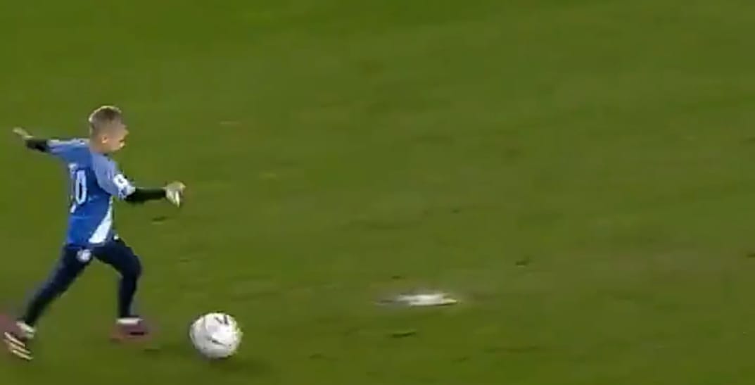 Bimbo vuole fare gol, ma il portiere severo gli dà una lezione di vita e para tutto: il video