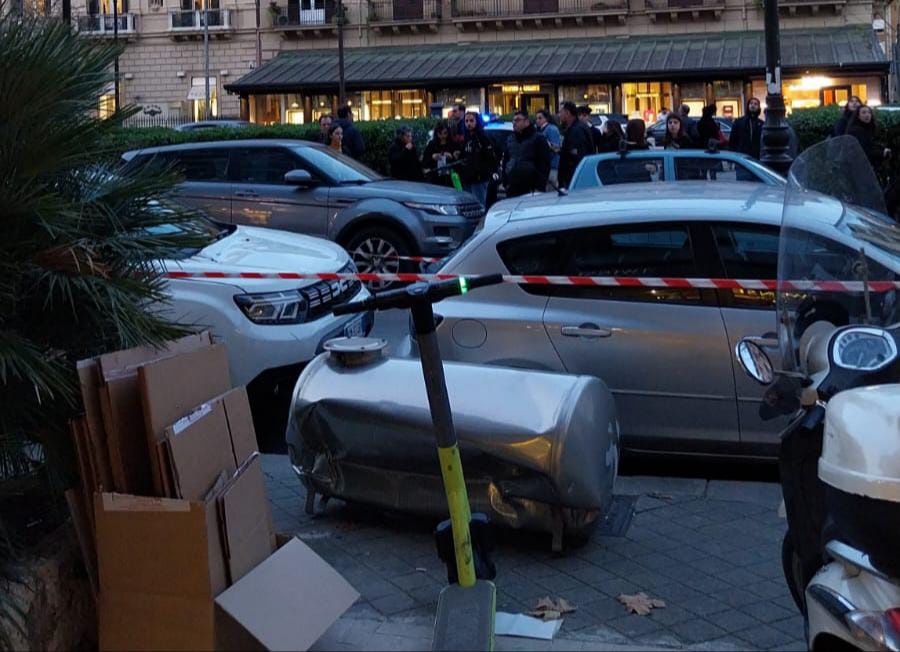 Palermo, boiler precipita da un palazzo: tragedia sfiorata