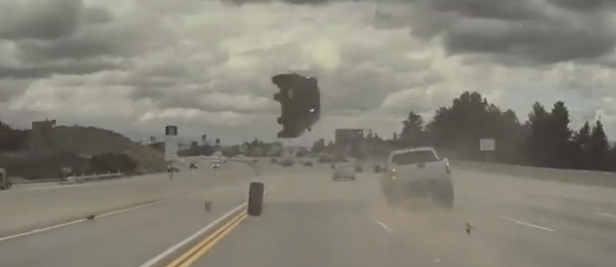 California, auto colpita da pneumatico in autostrada “decolla”: l’incredibile video
