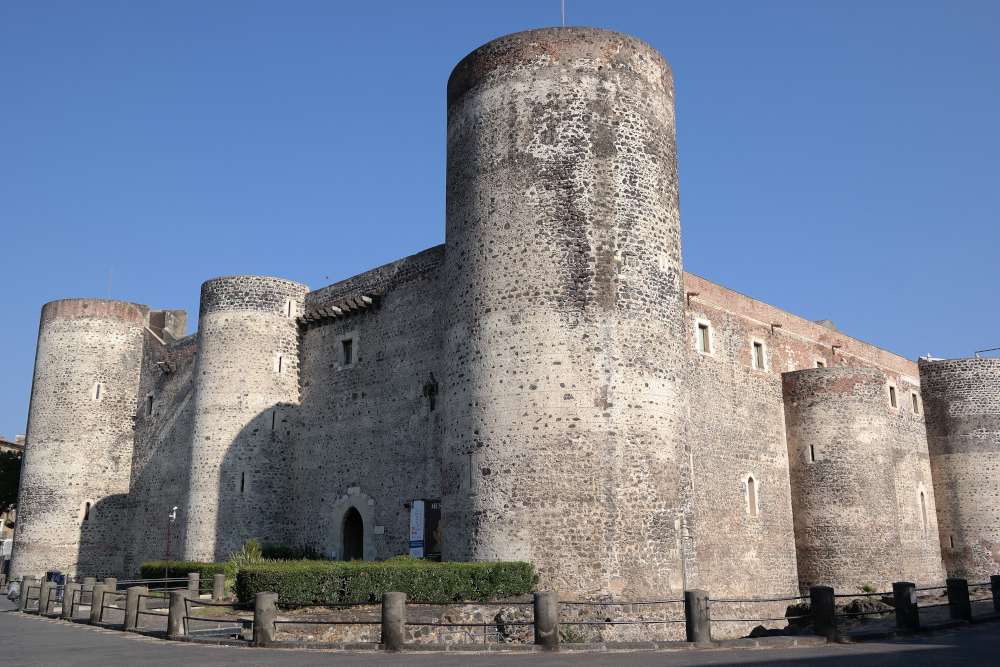 Catania, iniziativa contro illegalità: pulizia in piazza Federico di Svevia