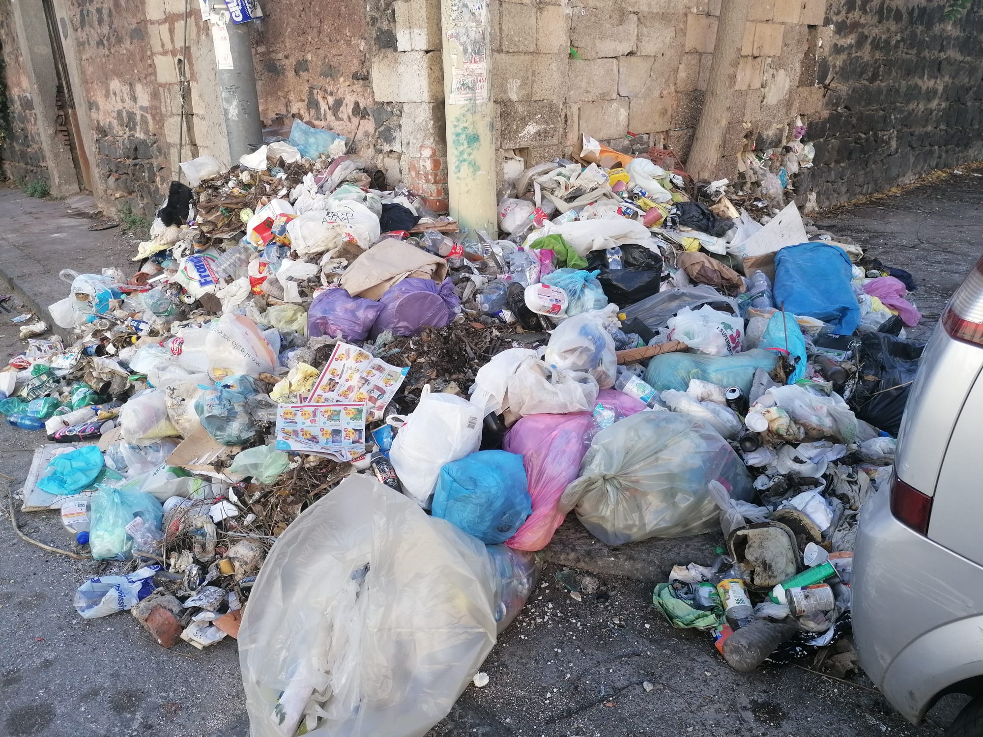 Galleria foto 'Catania, a Cibali una discarica di inciviltà' - foto 1