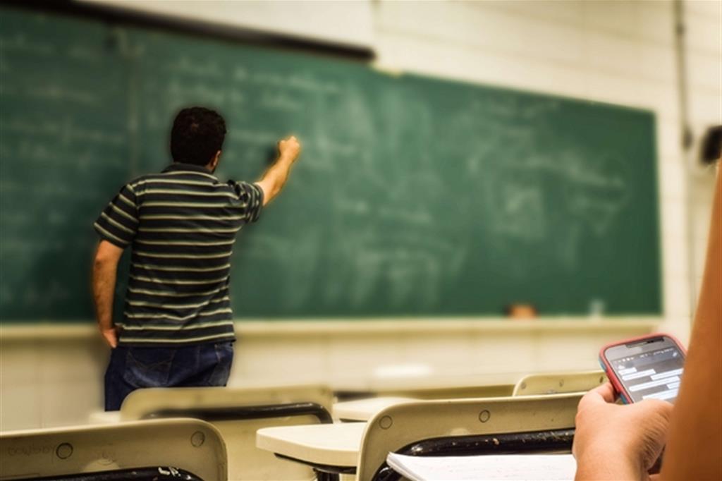 Sequestrato smartphone in classe a 11enne, il padre denuncia preside e insegnante