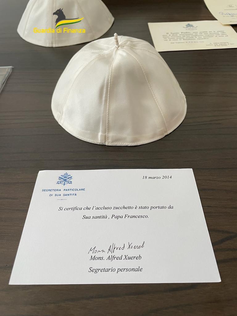 Vendeva in tutto il mondo falsi cimeli del Papa, denunciato