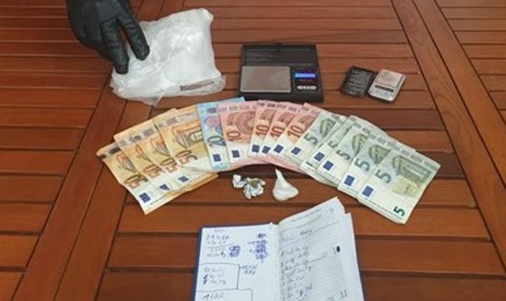 Pusher “specializzato” vede i carabinieri in video e cerca di gettare la droga nel water: denunciato