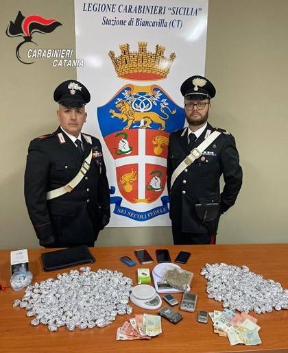 Biancavilla, spaccio di droga: arrestati due fratelli