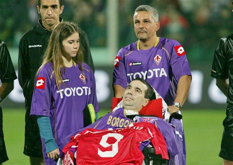 Borgonovo, lo sfogo della moglie: “Stefano ucciso dal calcio”