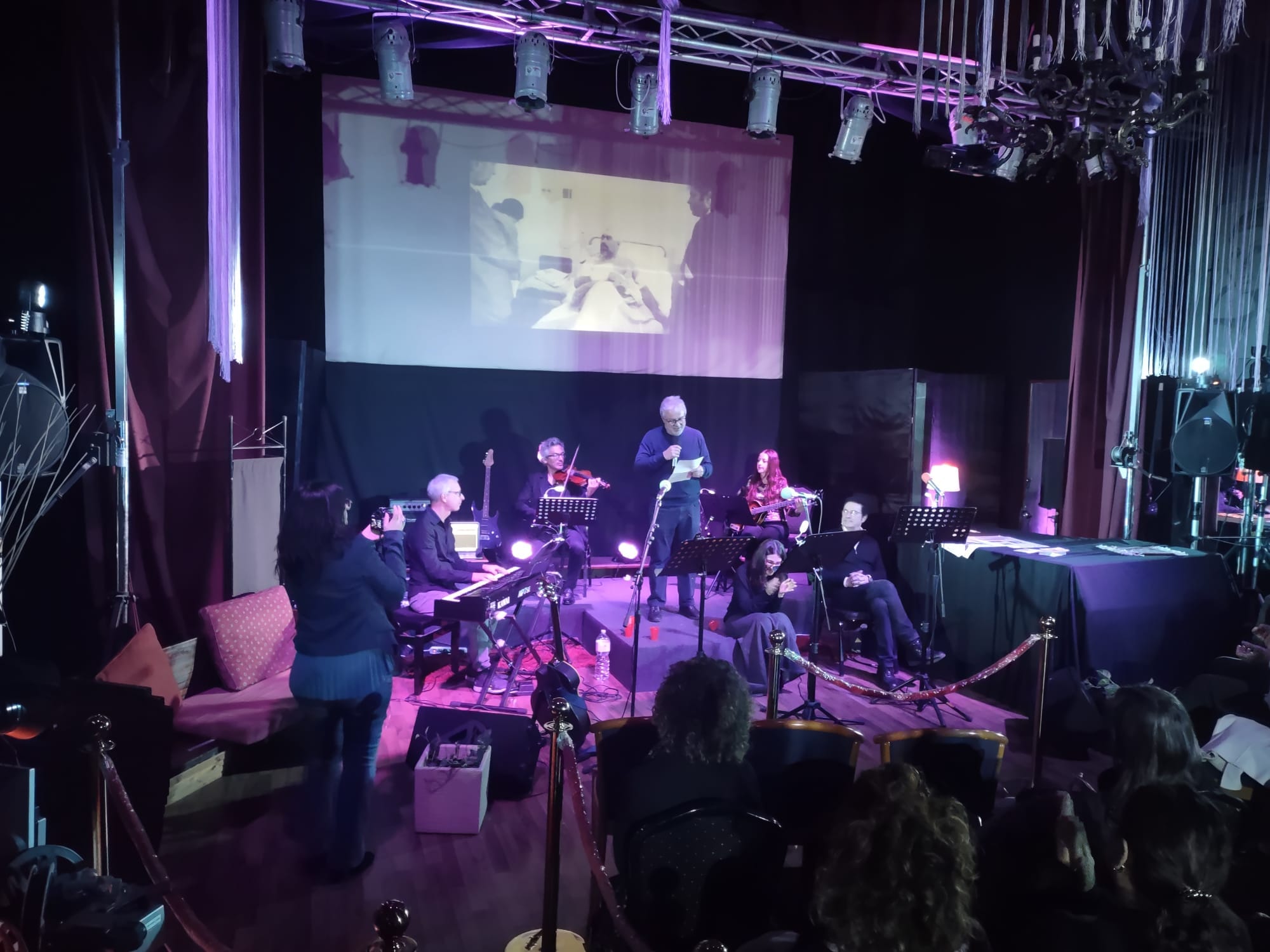 Officina teatro canzone, successo per il questore Mangano: sabato nuovo spettacolo