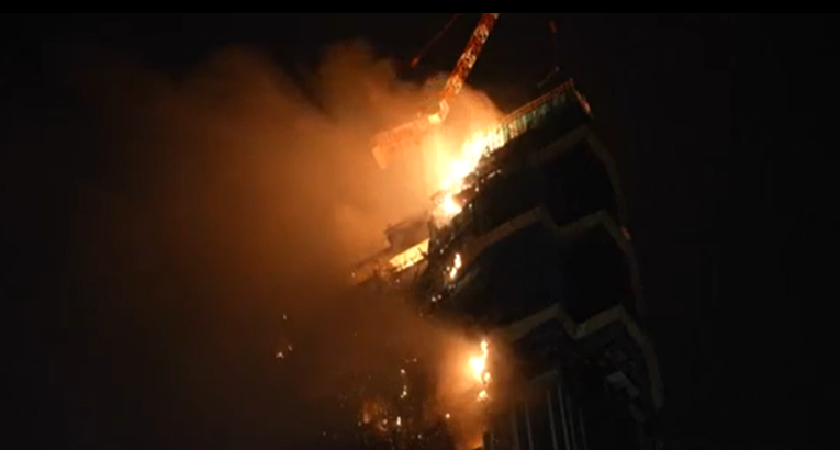Enorme incendio devasta grattacielo a Hong Kong, evacuati gli edifici vicini